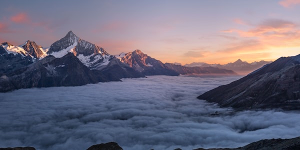 骑行爱好者在山间小路骑行的户外运动场景